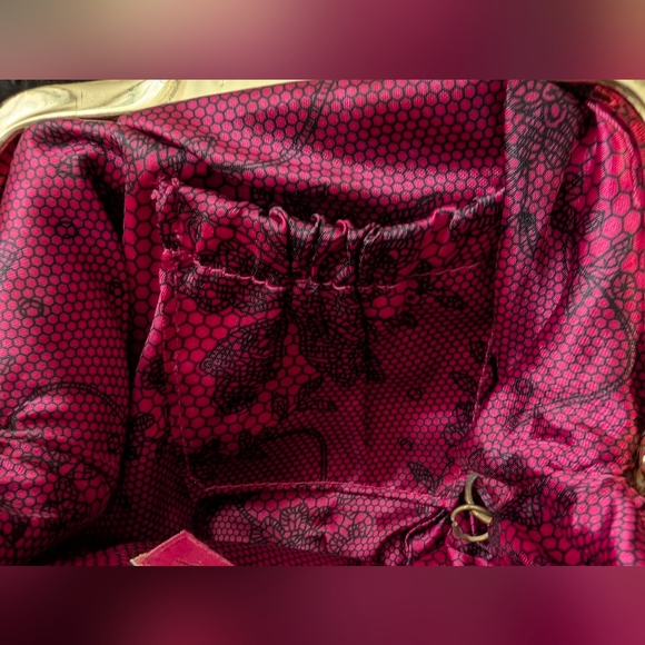 Betsey Johnson Black Ruffle Kiss Lock, 7X6X1", EUC, NO CALL OUTS, - Picture 8 of 9